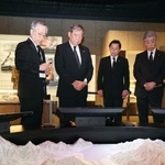 　長崎原爆資料館を視察する石破首相（左から２人目）＝長崎市（代表撮影）