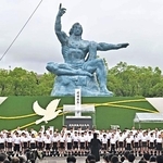 　平和祈念式典で楽曲「クスノキ」を合唱する児童＝９日午前、長崎市の平和公園（代表撮影）