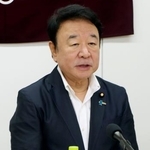 　記者会見で自民党大阪府連会長の辞任を表明する青山繁晴参院議員＝９日午後、大阪市中央区