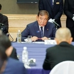 　被爆者団体の代表らと面会し、発言する石破首相（奥右）＝９日午後、長崎市