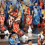 　「よさこい祭り」の前夜祭で演舞を披露する、色鮮やかな衣装に身を包んだ踊り子ら＝９日夕、高知市