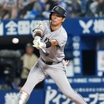 　８回巨人１死満塁、代打大城卓が勝ち越しの左犠飛を放つ＝横浜