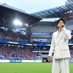 　サッカーＪ２長崎の試合前にピッチに登場した歌手福山雅治さん＝９日午後、長崎市（Ｖ・ファーレン長崎提供）