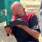 　空中投下された物資が直撃し、死亡した少年の葬儀で嘆く父親＝９日、ガザ中部ヌセイラト（ロイター＝共同）