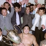 　１９９１年７月、大相撲名古屋場所で初優勝し、賜杯を手に喜びの琴富士＝愛知県体育館