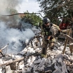 　ロシア軍による爆撃を受けた住宅の消火に当たるウクライナの消防士ら＝９日、ウクライナ東部ドネツク州コンスタンチノフカ（ゲッティ＝共同）