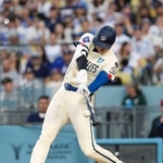 　ブルージェイズ戦の５回、４０号ソロを放つドジャース・大谷。日本選手では初めて３年連続でシーズン４０本塁打に到達した＝ロサンゼルス（共同）