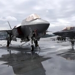 　英海軍のＦ３５Ｂ戦闘機（中央）＝２０２１年９月