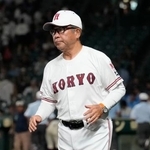 　７日の１回戦を終え、引き揚げる広陵の中井哲之監督＝甲子園球場