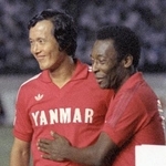 　１９８４年８月、引退試合を終えペレさん（右）からねぎらいを受ける釜本邦茂選手＝国立競技場