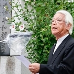 　追悼集会であいさつする「松代大本営追悼碑を守る会」の表秀孝会長＝１０日午前、長野市