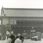 　１９４５年８月１５日、昭和天皇の「玉音放送」で終戦を知り、皇居前でひざまずく人たち