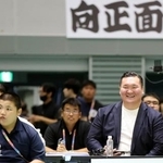 　全国高校総体の相撲競技を視察する元横綱白鵬の白鵬翔さん＝１０日、鳥取市のヤマタスポーツパーク鳥取県民体育館