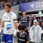 　釜本邦茂さんの死去を受け、腕に喪章を着けて試合に臨むＧ大阪の選手＝１０日、パナスタ