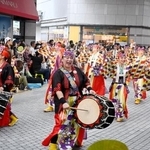 　「よさこい祭り」の本番で舞を披露する踊り子たち＝１０日午後、高知市