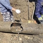　破損した上水道管＝４月、京都市下京区（同市上下水道局提供）