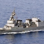 　海上自衛隊の護衛艦「すずつき」（海上自衛隊提供）