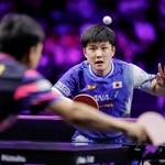 　男子シングルス準々決勝　中国の向鵬と対戦する張本智和＝横浜ＢＵＮＴＡＩ