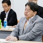 　東京電力の小早川智明社長らと意見交換する林官房長官＝１０日午後、福島第１原発