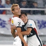 　ＦＣ東京-鹿島　後半、決勝ゴールを決め、祝福される鹿島・田川（左）＝味スタ