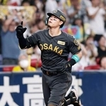 　３回、本塁打を放ちポーズをとる阪神・佐藤輝明＝京セラドーム