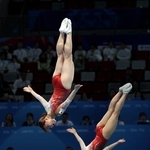 　トランポリンのシンクロナイズド女子決勝で演技する森ひかると田中沙季組の日本＝１０日、中国・成都（ロイター＝共同）