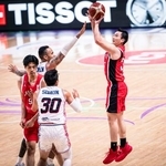 　日本-グアム　ゴールを狙う富永＝ジッダ（（Ｃ）ＦＩＢＡ・共同）