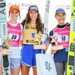 　ＧＰジャンプ女子個人第２戦で３位に入り、表彰を受けた丸山希（右）＝クーシュベル（共同）