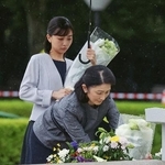 　平和記念公園で原爆慰霊碑に供花される秋篠宮妃紀子さまと次女佳子さま＝１１日午前、広島市中区（代表撮影）