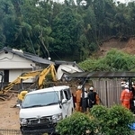 　行方不明者の捜索が続く土砂崩れ現場＝１１日午前１１時５４分、熊本県甲佐町