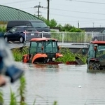 　大雨で水に漬かった農業用車両＝１１日午後１時４３分、熊本県玉名市