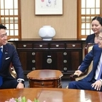 　韓国の趙顕外相（右）と会談する小泉農相＝１１日、ソウル（共同）