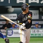 　４回ソフトバンク１死満塁、牧原大が右前に勝ち越し打を放つ＝みずほペイペイドーム