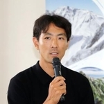 　地元の長野県白馬村へ寄付を行ったノルディックスキー複合男子の渡部暁斗＝１１日午後、長野県白馬村