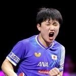 　男子シングルス決勝　中国の王楚欽からポイントを奪い、ガッツポーズする張本智和＝横浜ＢＵＮＴＡＩ