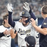 　１０回、勝ち越し２ランを放ち、ナインに迎えられるオリックス・太田＝ＺＯＺＯマリン