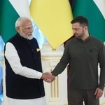 　ウクライナ・キーウでゼレンスキー大統領（右）と握手するインドのモディ首相＝２０２４年８月（ゲッティ＝共同）