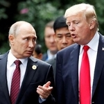 　トランプ米大統領（右）とロシアのプーチン大統領＝２０１７年１１月、ベトナム中部ダナン（ロイター＝共同）