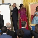 　２０２２年、米ホワイトハウスで披露された肖像画を見るオバマ元大統領（左）とミシェル夫人（ゲッティ＝共同）