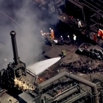 　爆発のあったＵＳスチールのコークス工場で消火に当たる消防士＝１１日、米ペンシルベニア州ピッツバーグ近郊（ロイター＝共同）