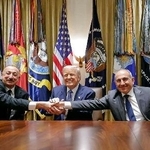 　８日、ワシントンで会談し手を合わせる（左から）アゼルバイジャンのアリエフ大統領、トランプ米大統領、アルメニアのパシニャン首相（アゼルバイジャン大統領府提供・共同）