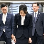　１２日、ソウル中央地裁に出頭し、報道陣に一礼する金建希氏（共同）