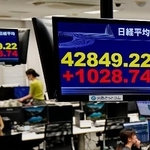 　上げ幅が一時１０００円を超え、４万２８００円台を付けた日経平均株価を示すモニター。取引時間中として史上最高値を更新した＝１２日午前、東京都港区の外為どっとコム