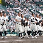 　東大阪大柏原に勝利し、駆け出す尽誠学園ナイン＝甲子園