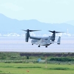 　佐賀空港の滑走路に着陸する１７機目の輸送機Ｖ２２オスプレイ＝１２日午後