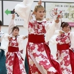 　「よさこい祭り」で演舞を披露する石川県能登地方のチーム「舞幻」のメンバー＝１０日、高知市