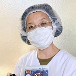 　深海魚で作った魚醤とふりかけを手にする製造担当者の中西美智子さん＝愛知県蒲郡市
