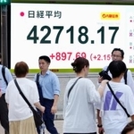 　日経平均株価の終値を示すボード。約１年１カ月ぶりに史上最高値を更新した＝１２日午後、東京都中央区