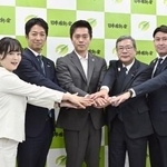 　記者会見で人事を発表し、写真に納まる日本維新の会の（左から）高木佳保里総務会長、藤田共同代表、吉村代表、中司宏幹事長、斎藤アレックス政調会長＝１２日午後、大阪市中央区