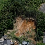 　避難中の車が巻き込まれた熊本県甲佐町の土砂崩れ現場＝１２日午後０時４３分（共同通信社ヘリから）